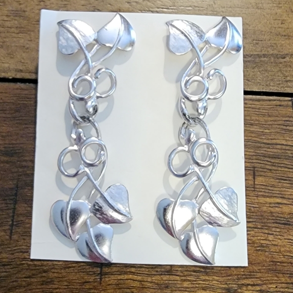 Jewelry - Silver color leaf dangling earrings